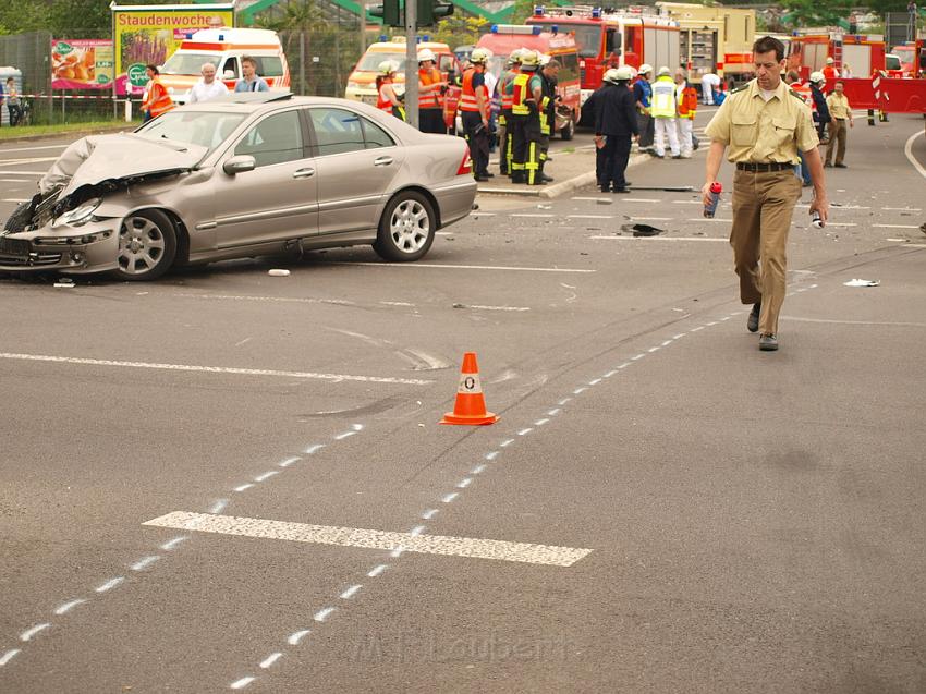 Schwerer Unfall mit Reisebus Lohmar Donrather Dreieck P401.JPG